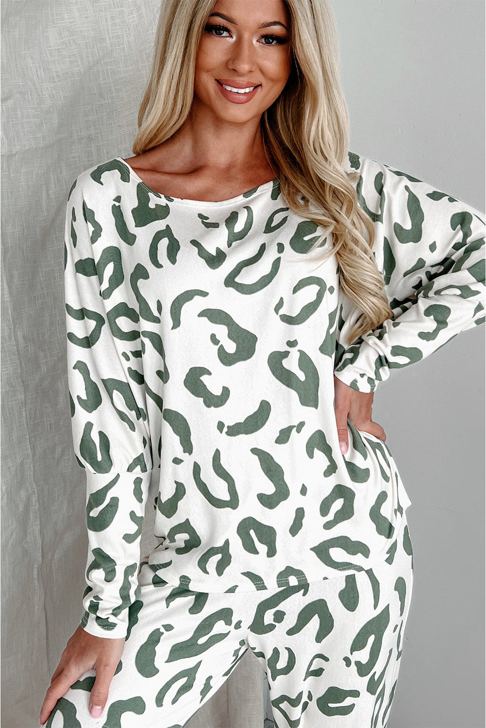 Beiges Loungewear-Set mit Langarmshirt und Hose im Leoparden-Animalprint