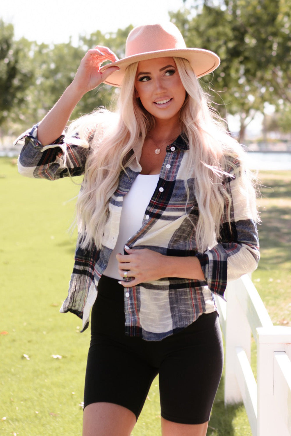 Blaues, kariertes Hemd mit Used-Look und Raw Edge-Muster