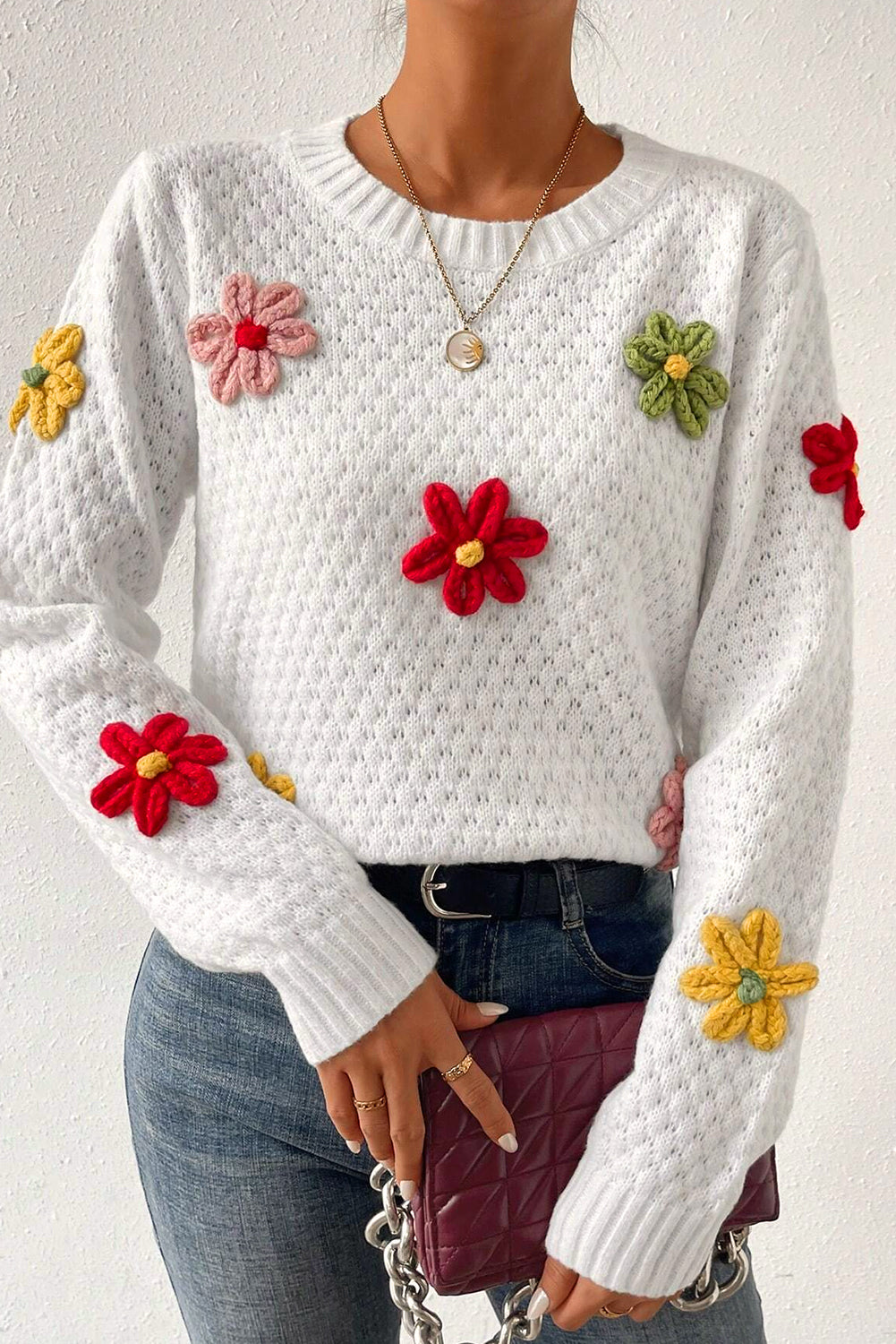 Weißer Strickpullover mit bunter Blumenapplikation