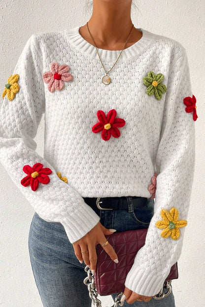 Weißer Strickpullover mit bunter Blumenapplikation