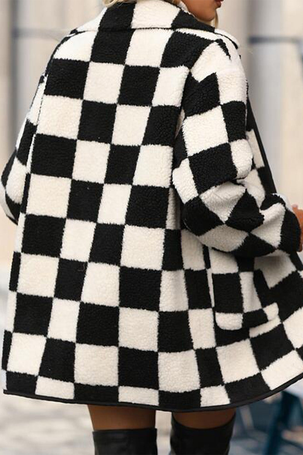 Schwarze, karierte Fleecejacke mit Seitentaschen, Kragen und Knöpfen