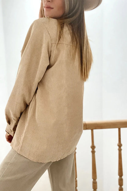 Helles französisches Beige, einfarbige Cord-Shacket mit Rüschen, Klapptasche und Knopfleiste