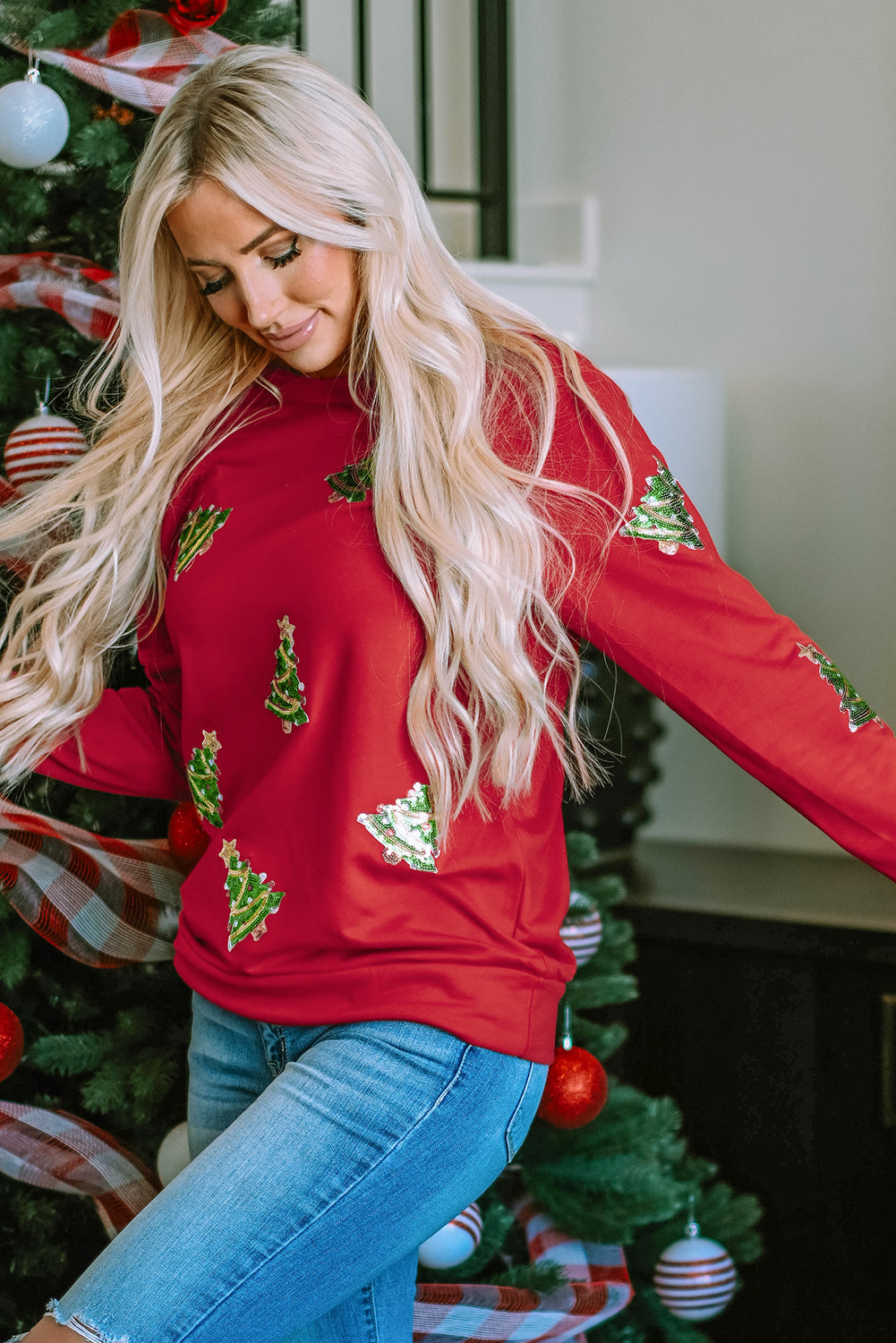 Feurig-rotes Pailletten-Sweatshirt mit Weihnachtsbaum und Raglanärmeln
