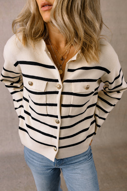 Schwarzer Cardigan mit Streifen, Pattentasche und Knöpfen