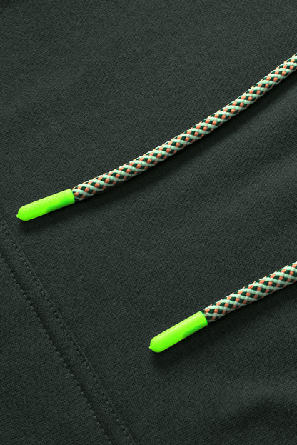 Grauer Hoodie mit sichtbaren Nähten und Taschen