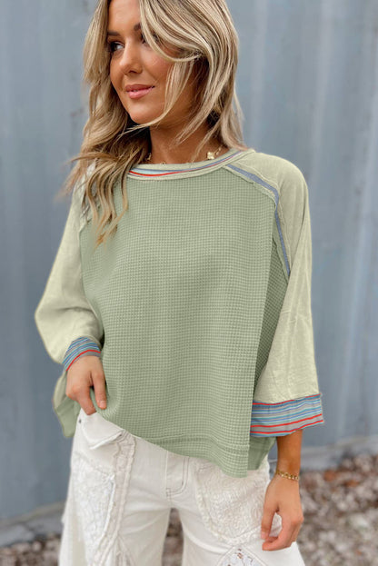 Meadow Mist – Grünes Waffelstrick-Patchwork-Raglan-Top mit breiten Armbandärmeln