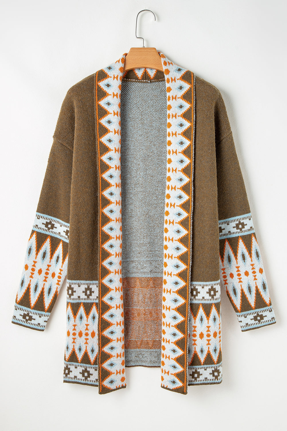Braune Strickjacke mit offenem Vorderteil und Aztekenmuster