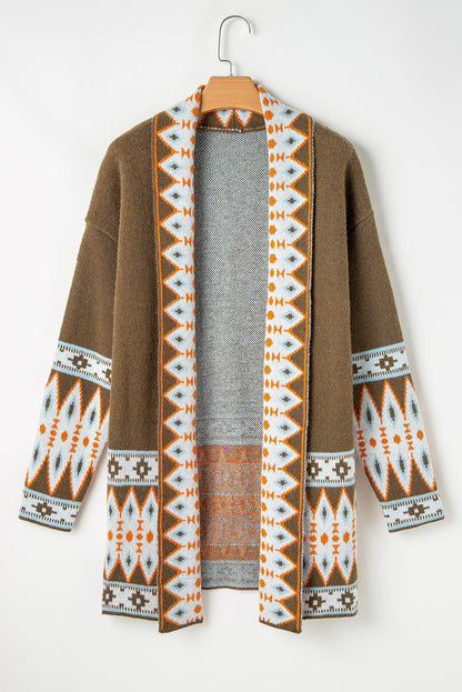 Braune Strickjacke mit offenem Vorderteil und Aztekenmuster