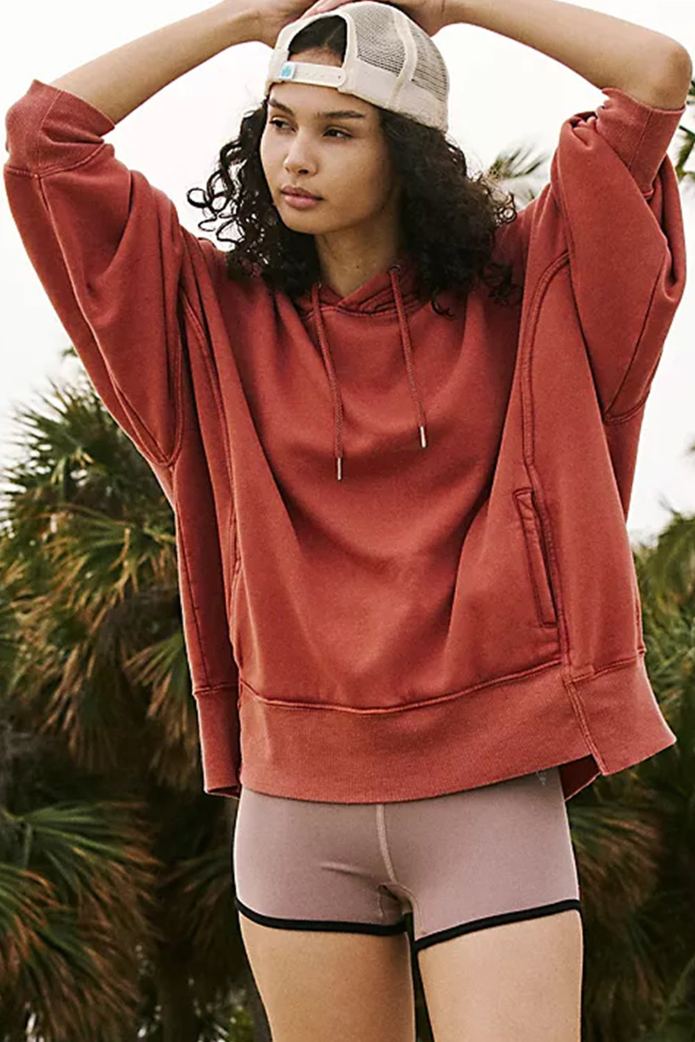 Red Clay – Weite Kapuzenjacke mit überschnittener Schulterpartie und Taschen