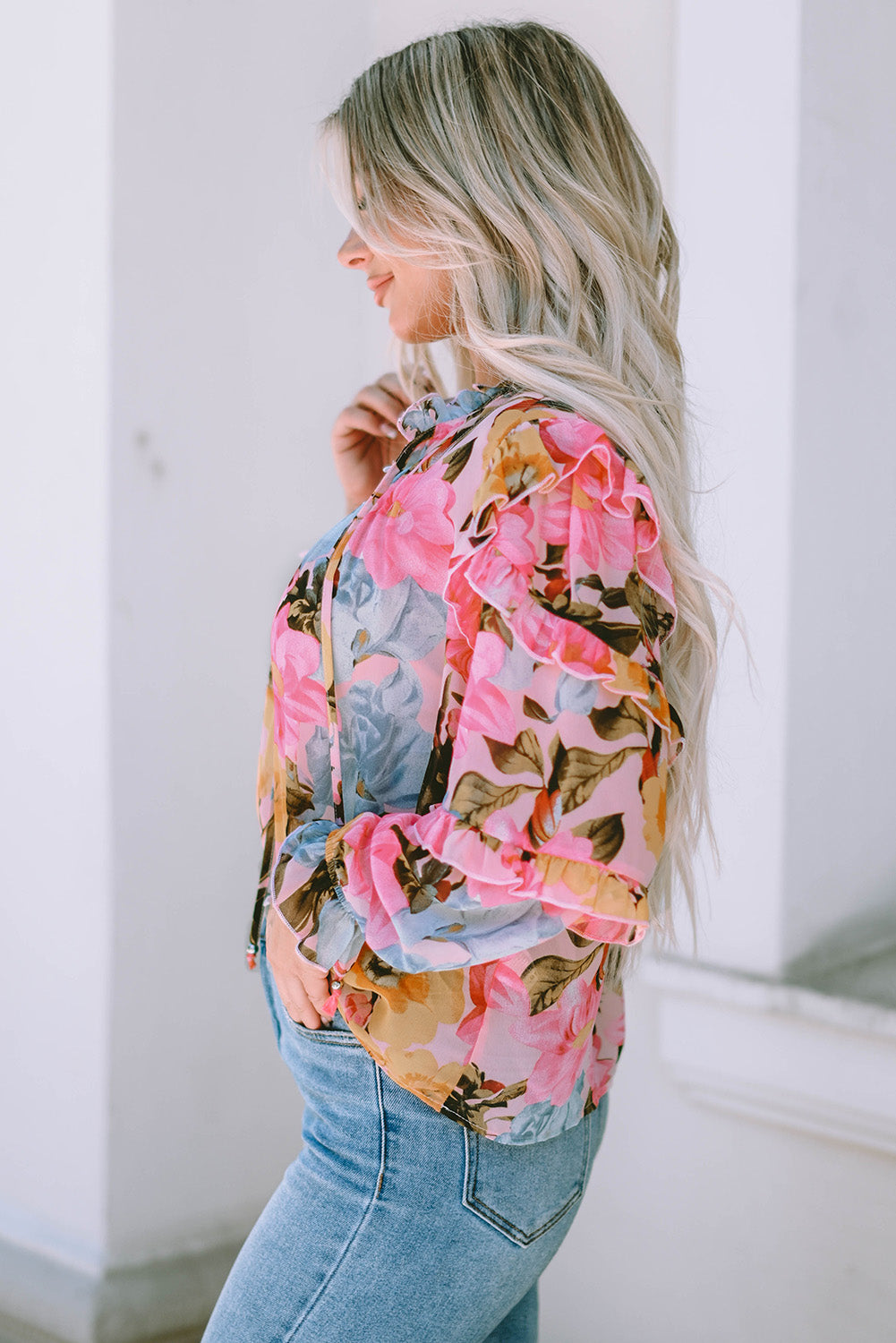 Rosa Bluse mit Blumenmuster und Rüschen
