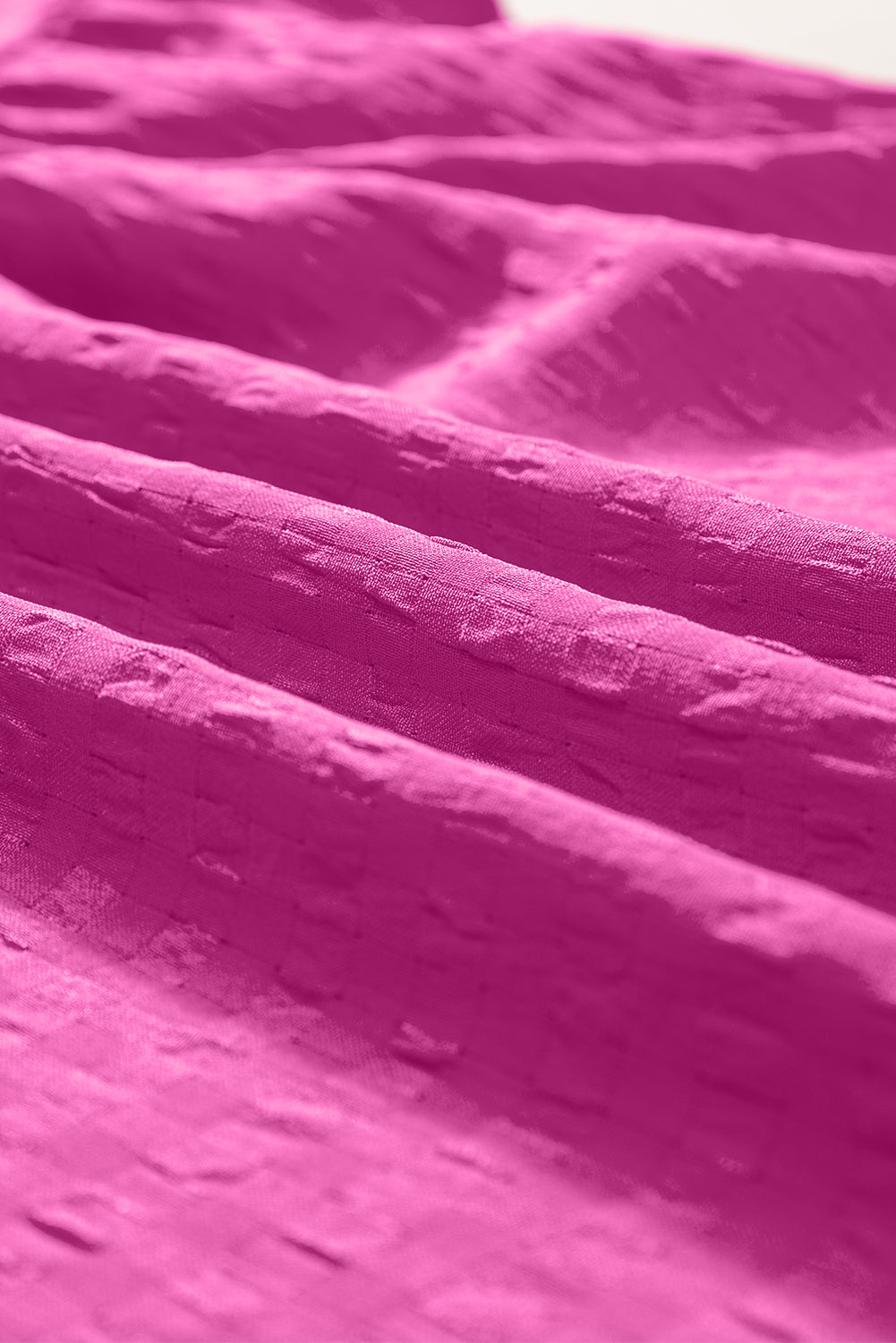 Rosarotes strukturiertes Minikleid mit Rüschen und kurzen Ärmeln