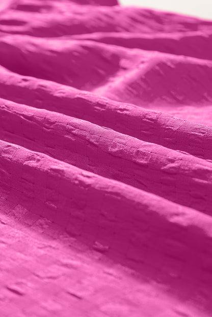 Rosarotes strukturiertes Minikleid mit Rüschen und kurzen Ärmeln