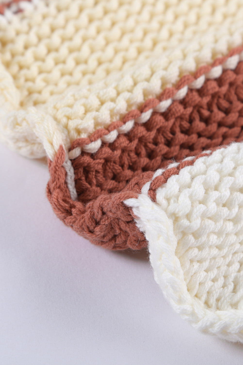Gestrickter Pullover mit V-Ausschnitt und Laternenärmeln