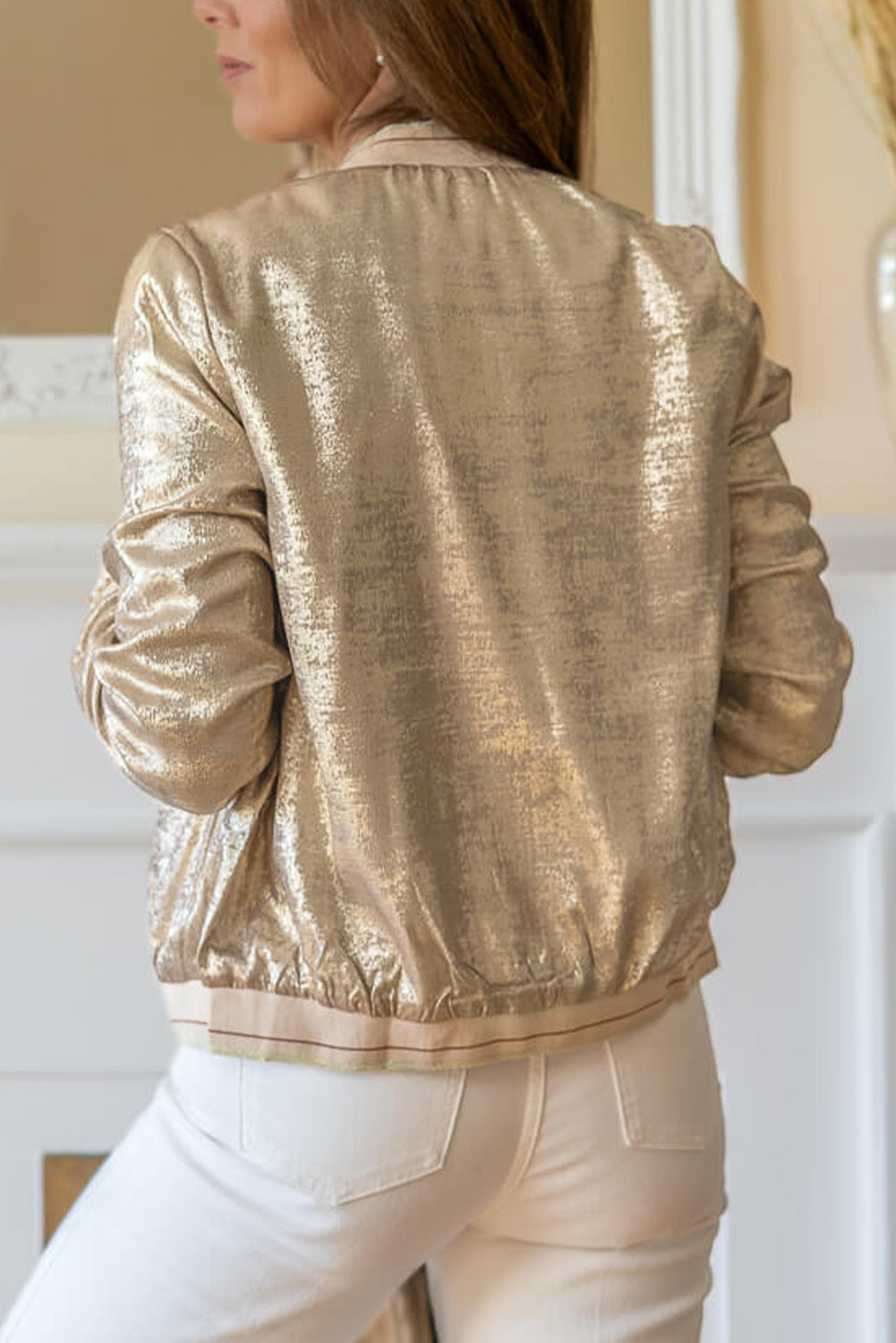 Hellkhakifarbene Baseballjacke mit Reißverschluss in Metallic-Optik