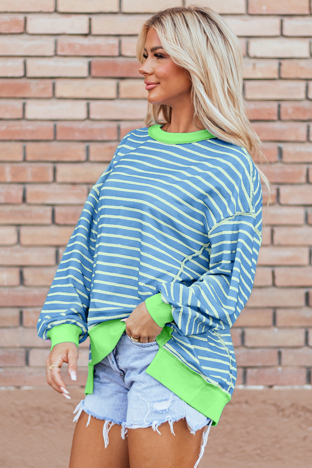 Himmelblaues gestreiftes High-Low-Pullover-Tunika-Sweatshirt mit Kontrastbesatz