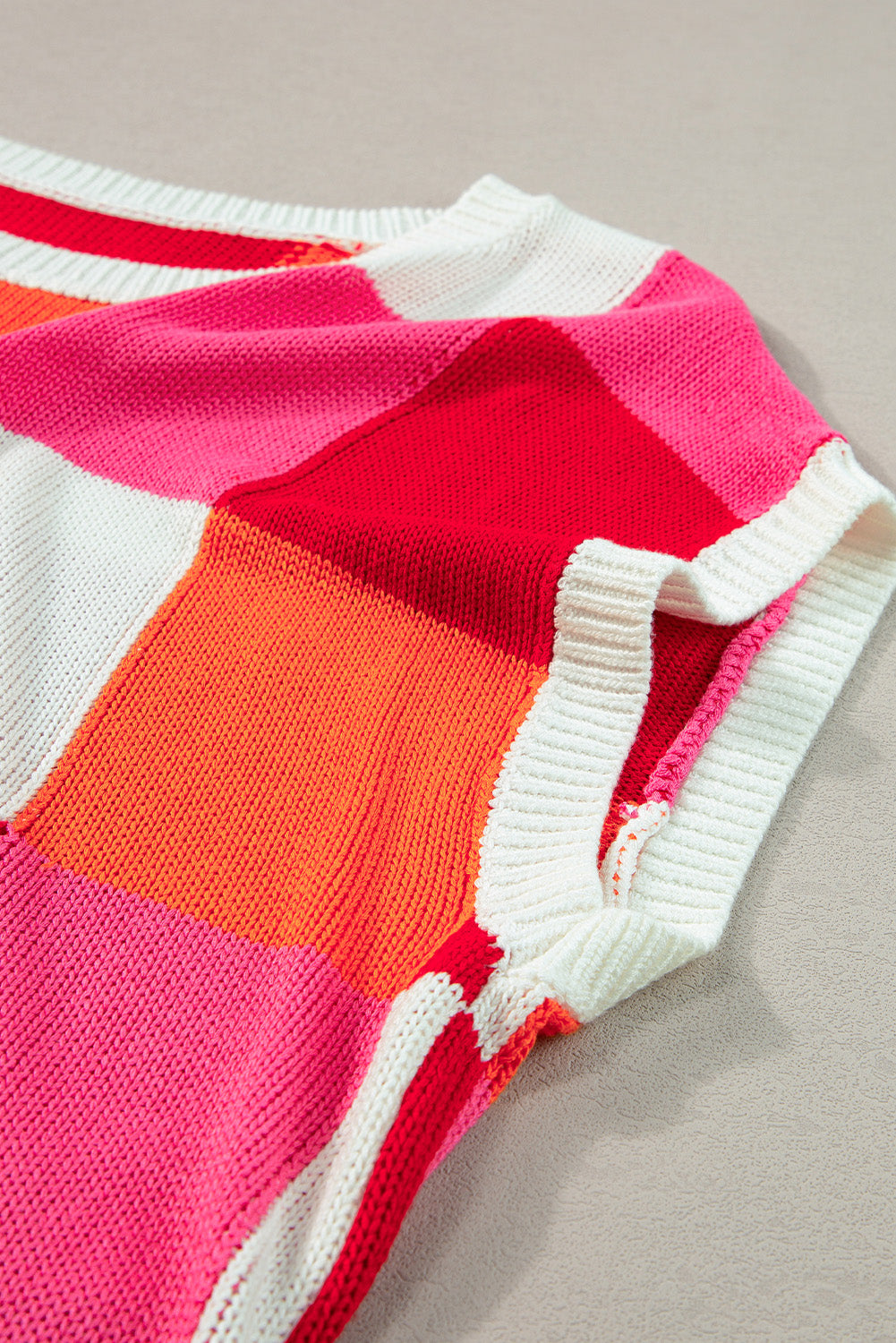 Feurig-roter Pullover mit Farbblockdesign und Flügelärmeln