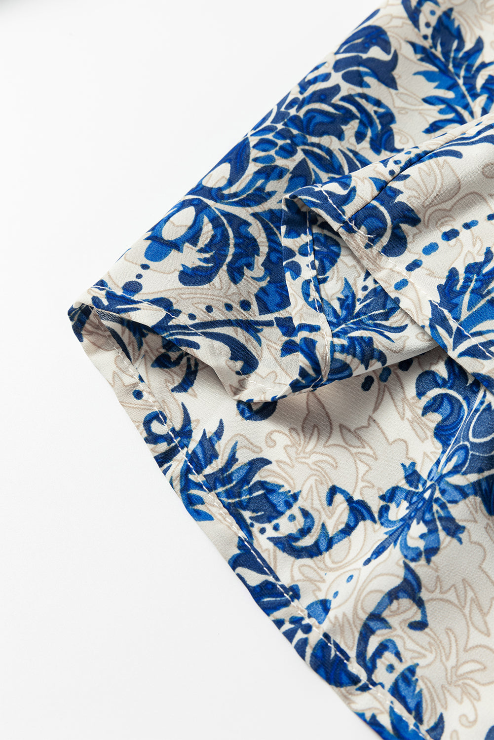 Himmelblaues Spitzenhemd mit böhmischem Print und Bischofsärmeln