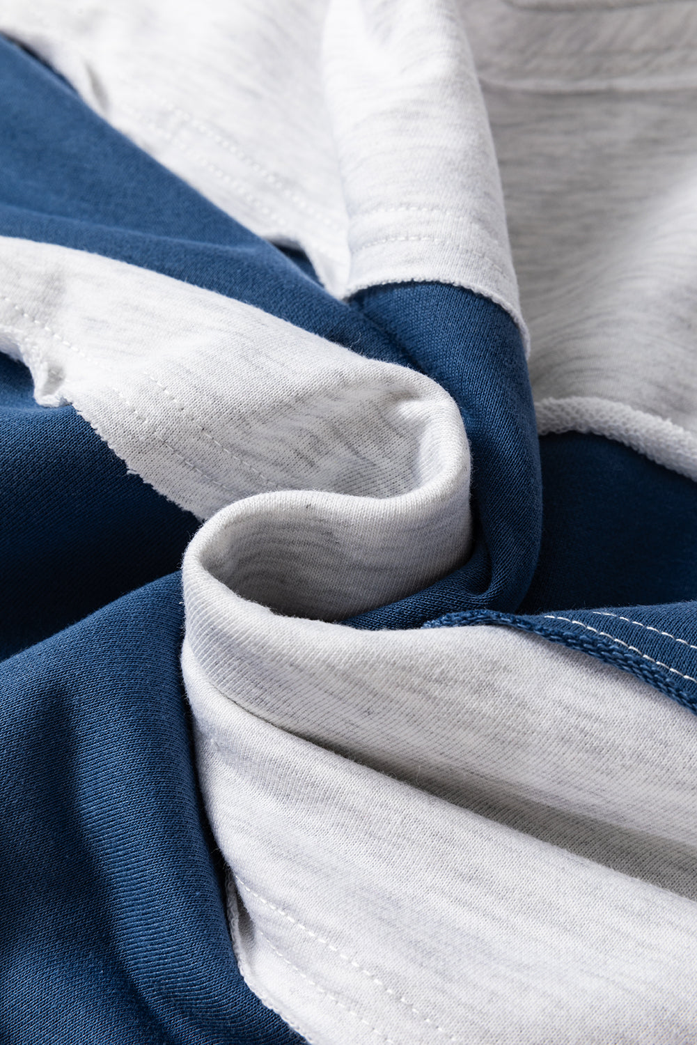 Segelblaues Sweatshirt mit Farbblock-Streifen und Patchwork-Rohnähten
