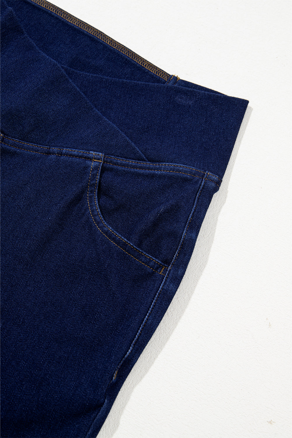 Dunkelblaue, einfarbige Schlagjeans mit gekreuzter High Waist