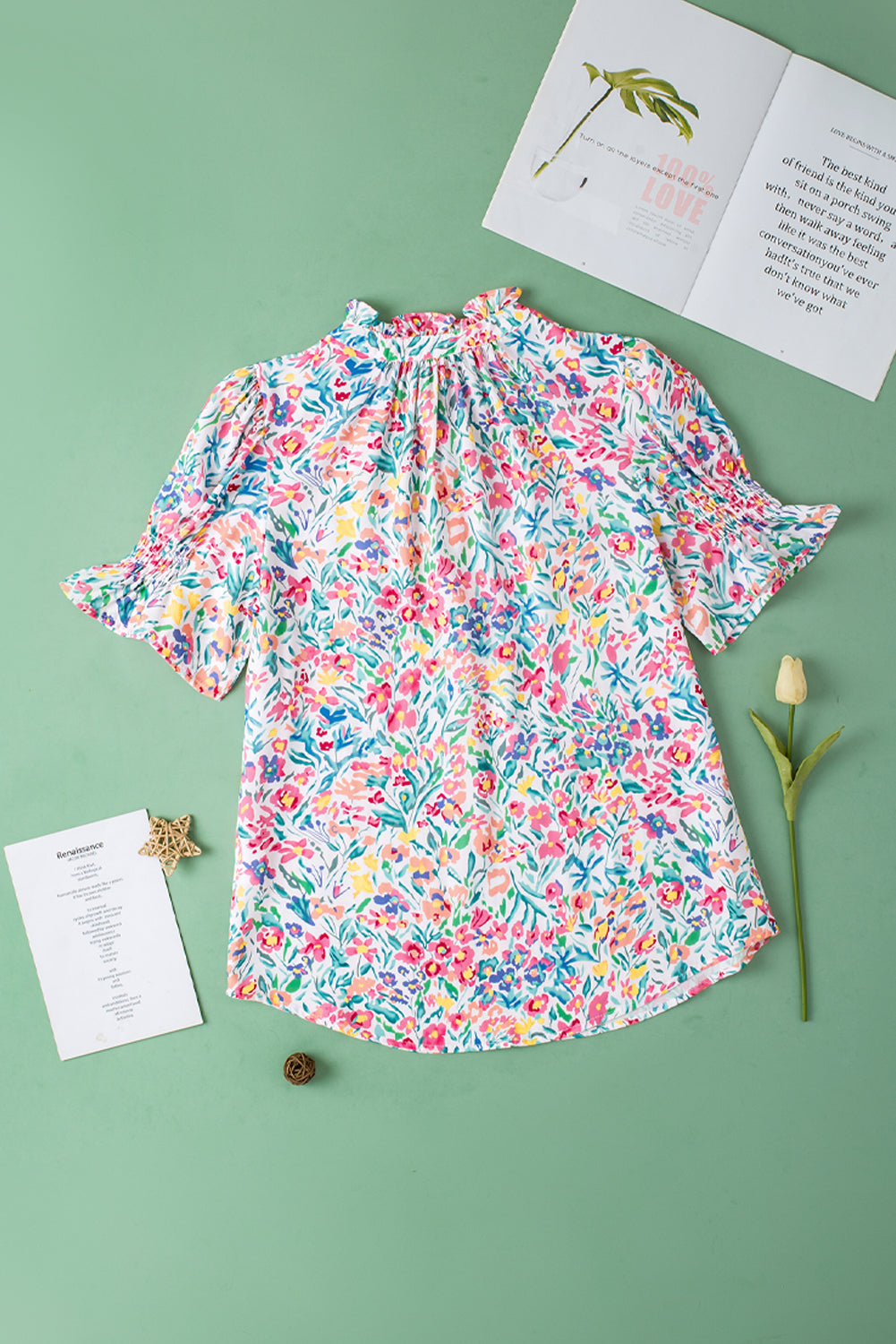 Rosa Bluse mit Blumenmuster, Knöpfen, Schlitz am Ausschnitt und Puffärmeln