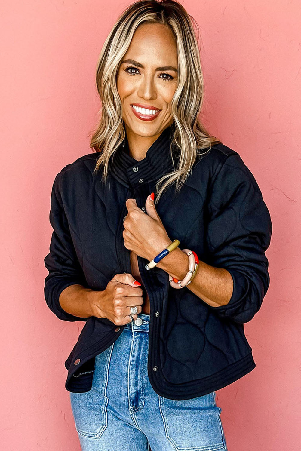 Schwarze, einfarbige, gesteppte Jacke mit Druckknöpfen