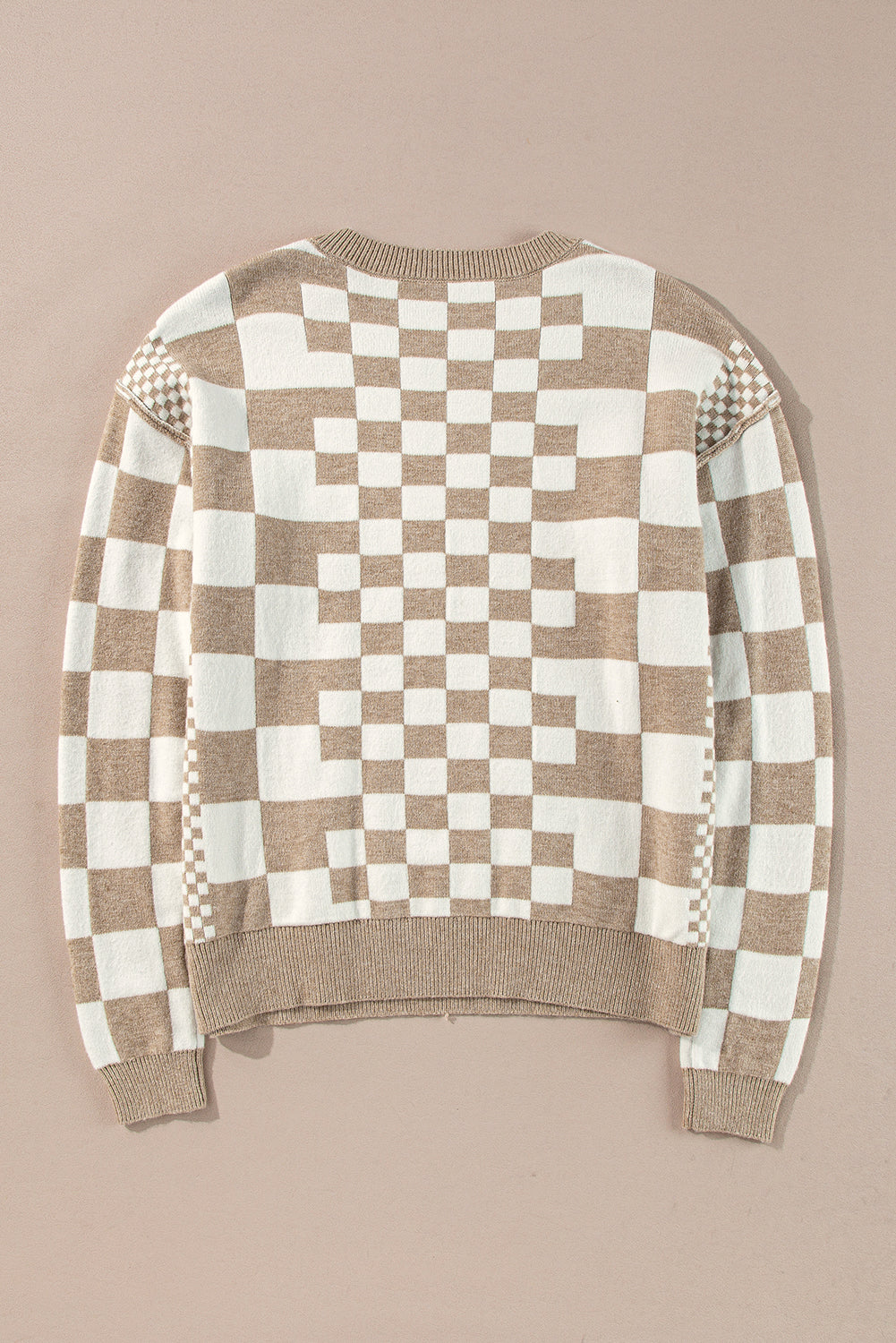 Khakifarbener Pullover mit Karomuster und überschnittener Schulterpartie und Rundhalsausschnitt
