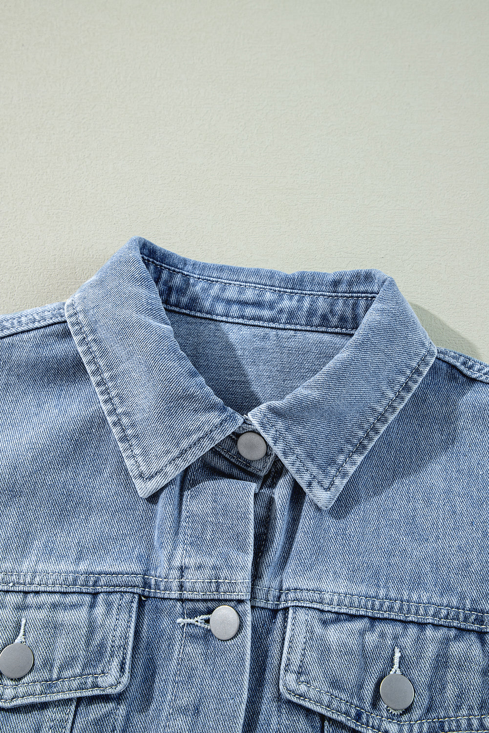 Beau Blue – Jeansjacke mit Rüschen und Klapptaschen