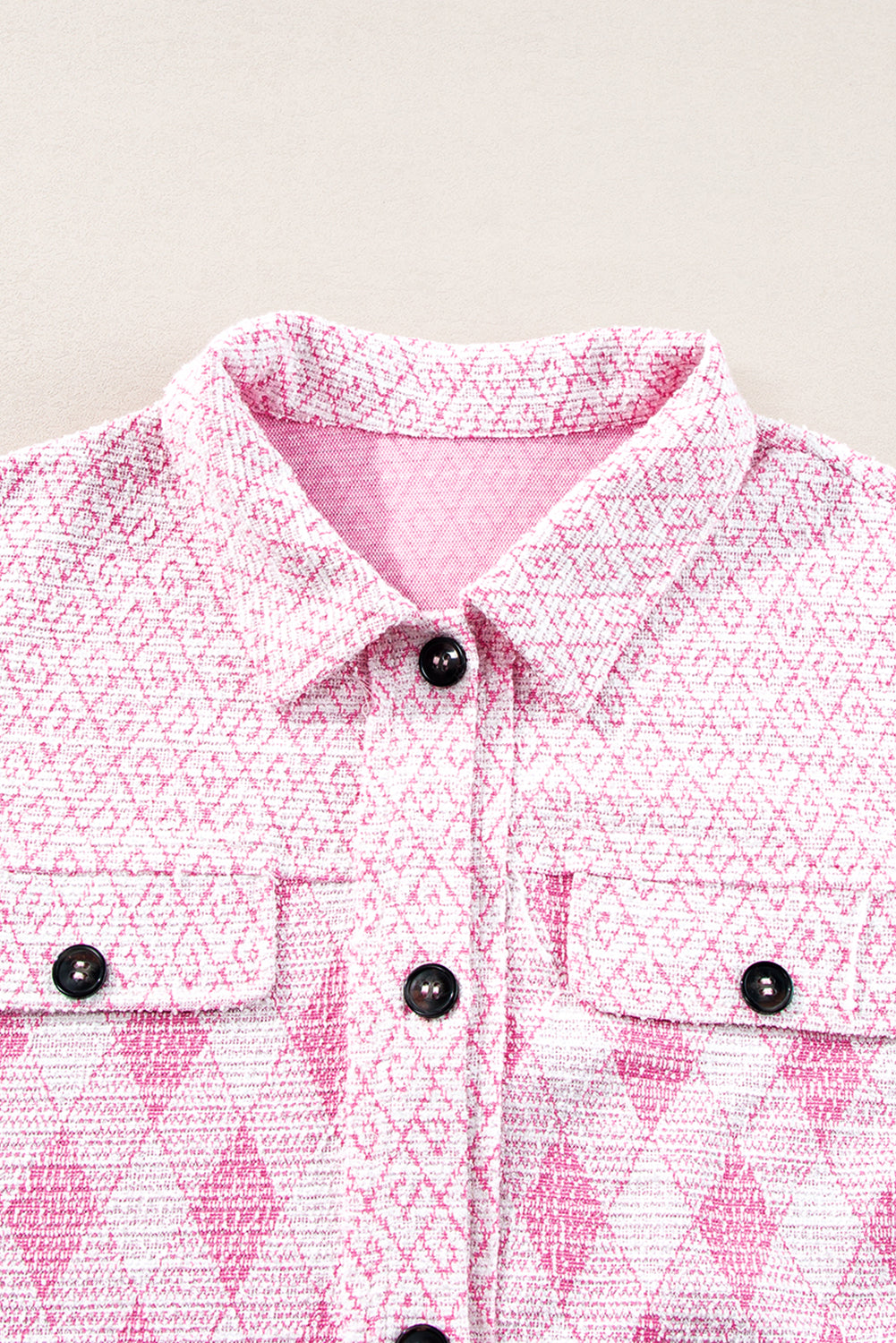 Delicacy – Strukturierte Hemdjacke mit Klappe und Tasche im geometrischen Muster