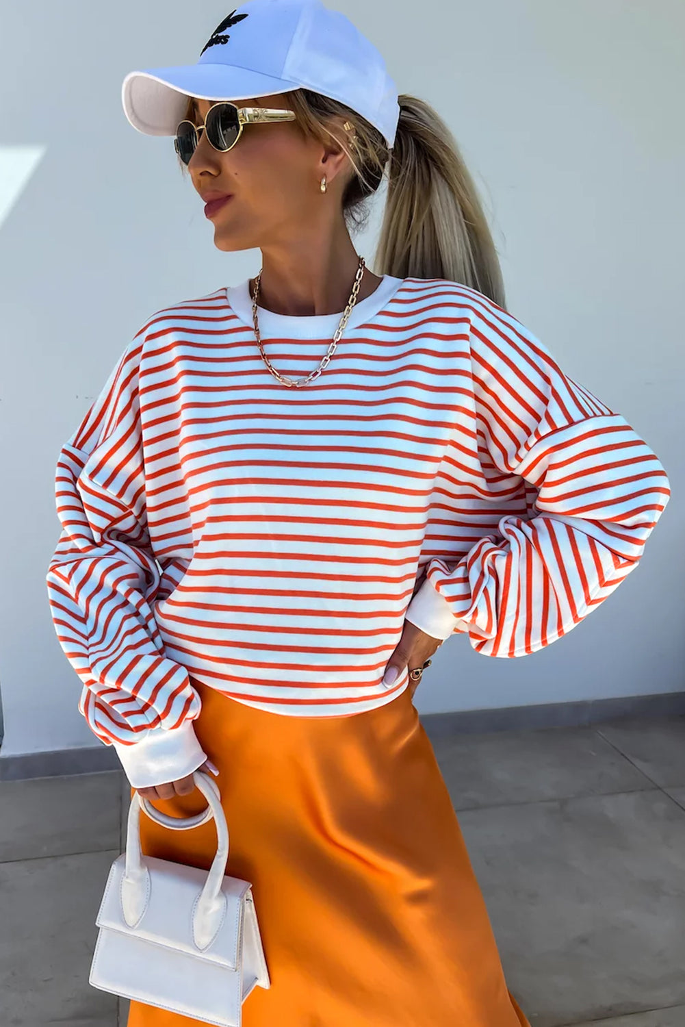 Orange gestreiftes, lockeres Sweatshirt mit überschnittener Schulter und Rundhalsausschnitt