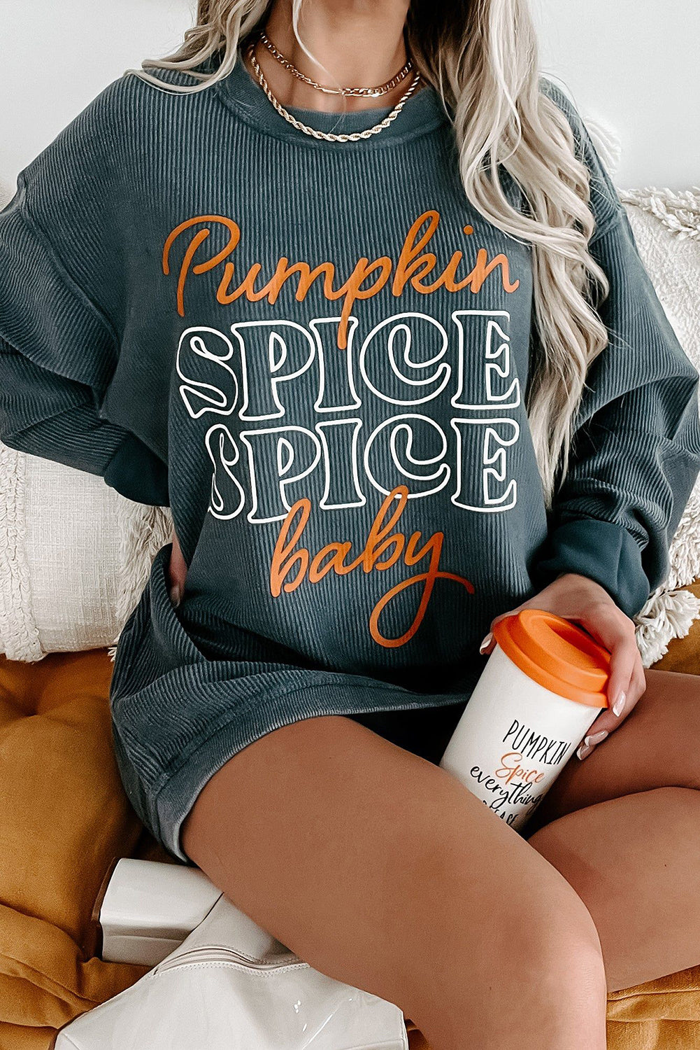 Dunkelgraues Halloween-Sweatshirt mit Kürbisgewürz-Grafik und Struktur