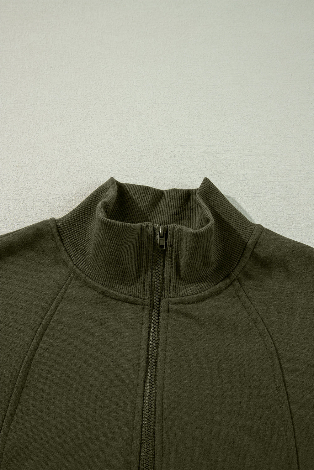 Jungle Green – Pullover mit Reißverschluss am Hals und überschnittenen Schultern