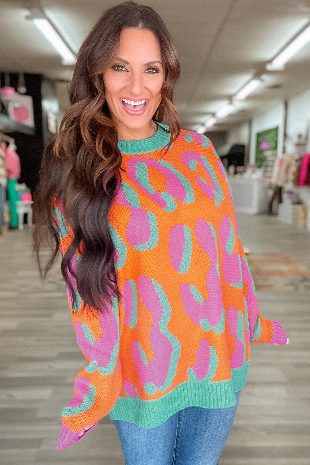 Orangefarbener Pullover mit Leopardenmuster und geripptem Rand im Colorblock-Design