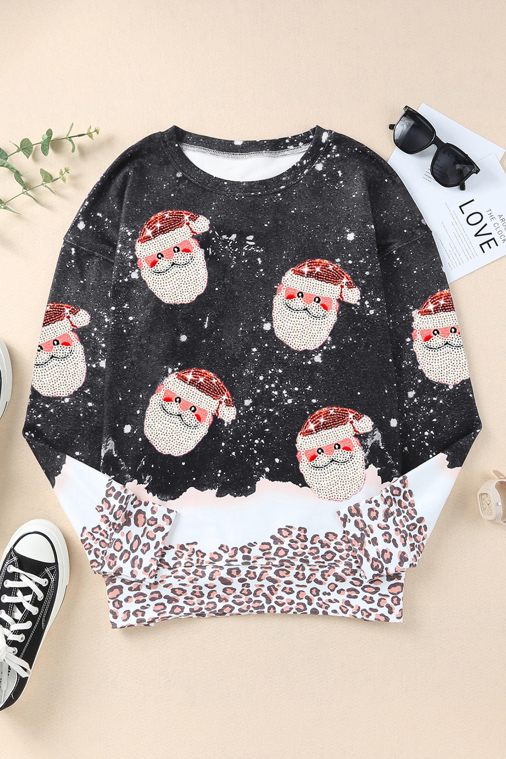 Schwarzes Sweatshirt mit Pailletten und Weihnachtsmann-Grafik im Leopardenmuster