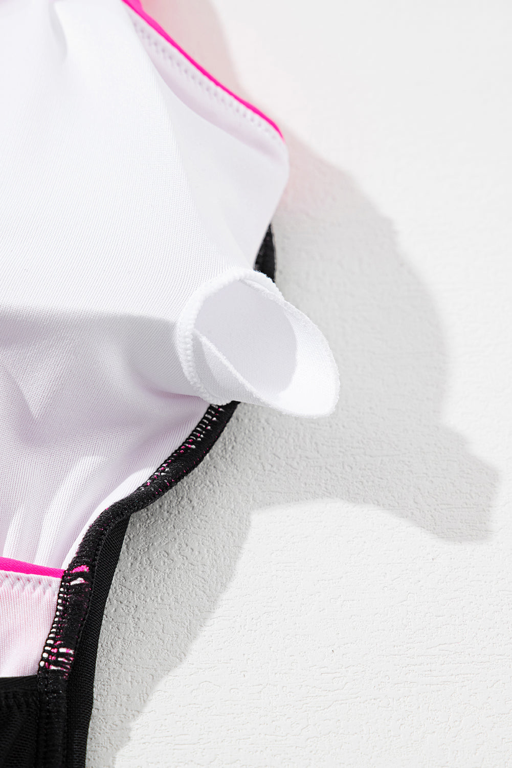 Rosaroter Crossover-Badeanzug mit Farbblockdesign und Cut-Outs