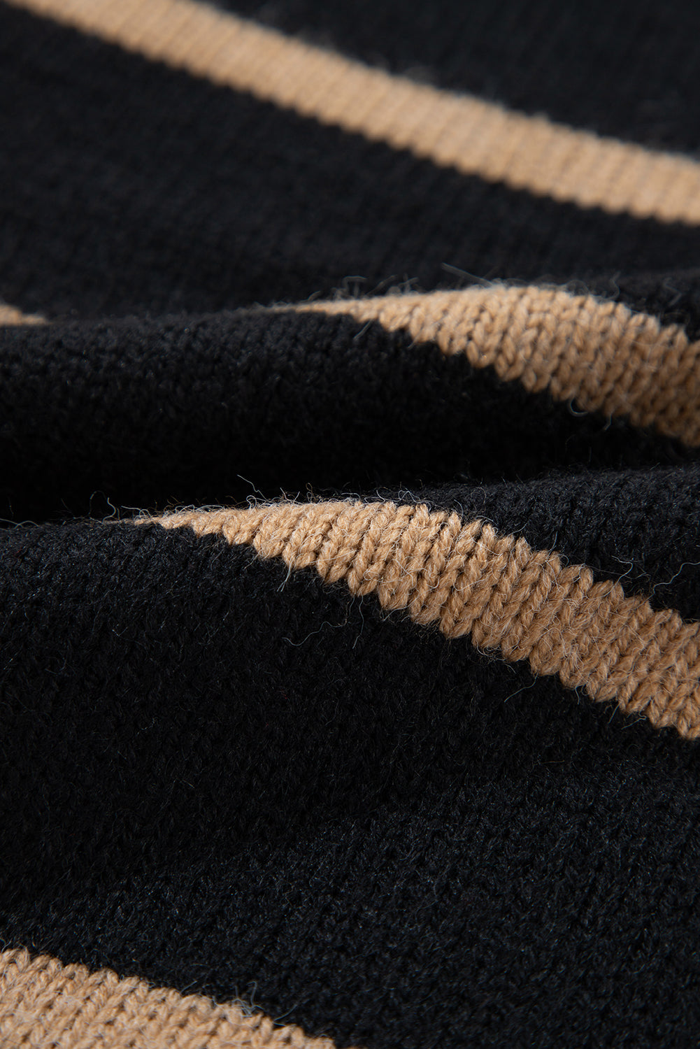 Schwarz gestreifte, lockere Strickjacke mit V-Ausschnitt und überschnittenen Schultern