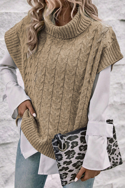 Hellbeiger Rollkragenpullover mit Zopfmuster und Fledermausärmeln