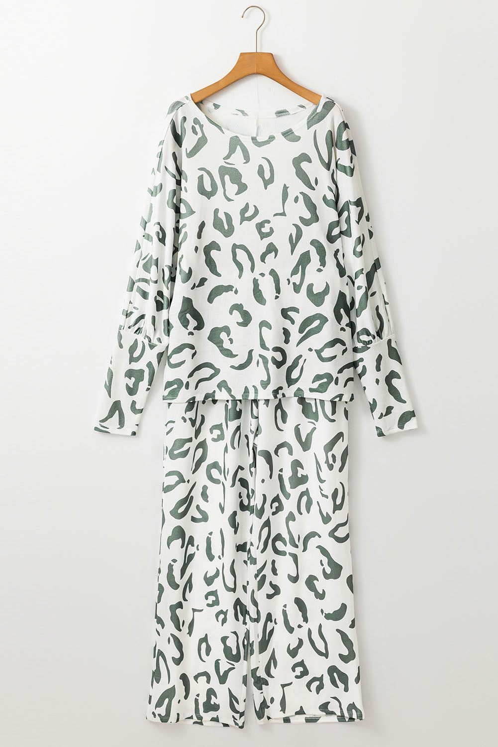 Beiges Loungewear-Set mit Langarmshirt und Hose im Leoparden-Animalprint
