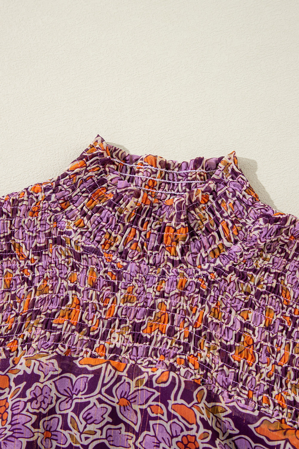 Lilafarbenes Minikleid mit Blumenmuster, gesmokten Puffärmeln und hohem Halsausschnitt