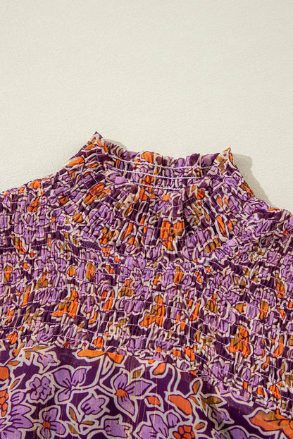 Lilafarbenes Minikleid mit Blumenmuster, gesmokten Puffärmeln und hohem Halsausschnitt