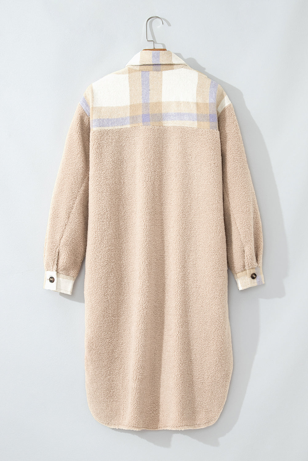 Rauchgrauer, karierter Sherpa-Langmantel mit Patchwork-Kragen und Knopfleiste