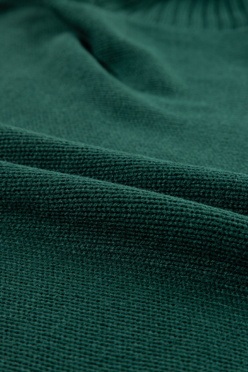 Schwarzgrüner Pullover mit fröhlicher Buchstabenstickerei und hohem Kragen