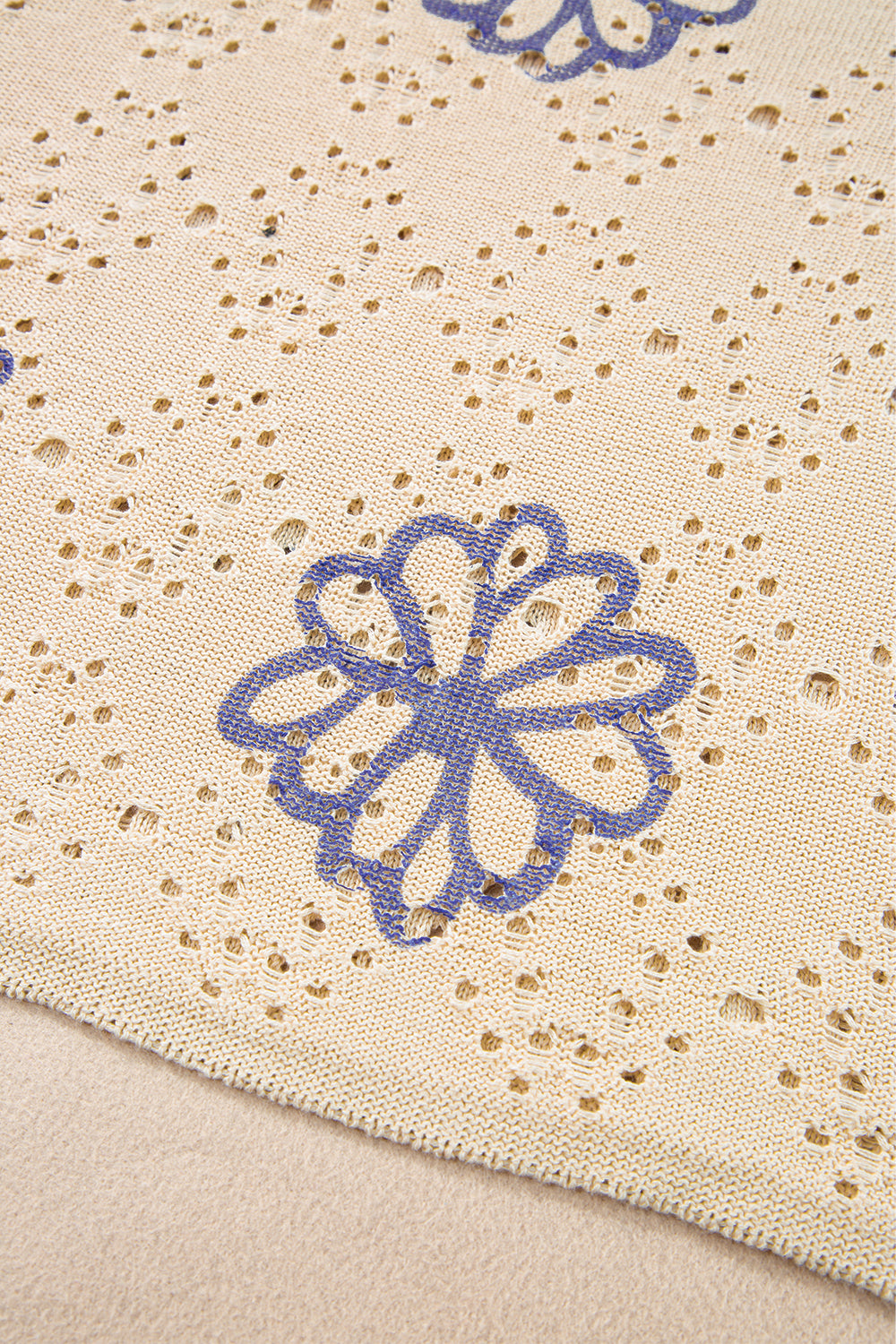 Beigefarbener Pullover mit kontrastierendem Blumenmuster und überschnittener Schulter