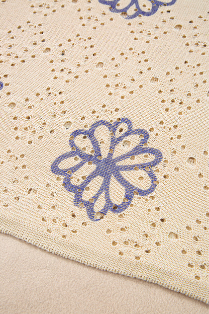 Beigefarbener Pullover mit kontrastierendem Blumenmuster und überschnittener Schulter