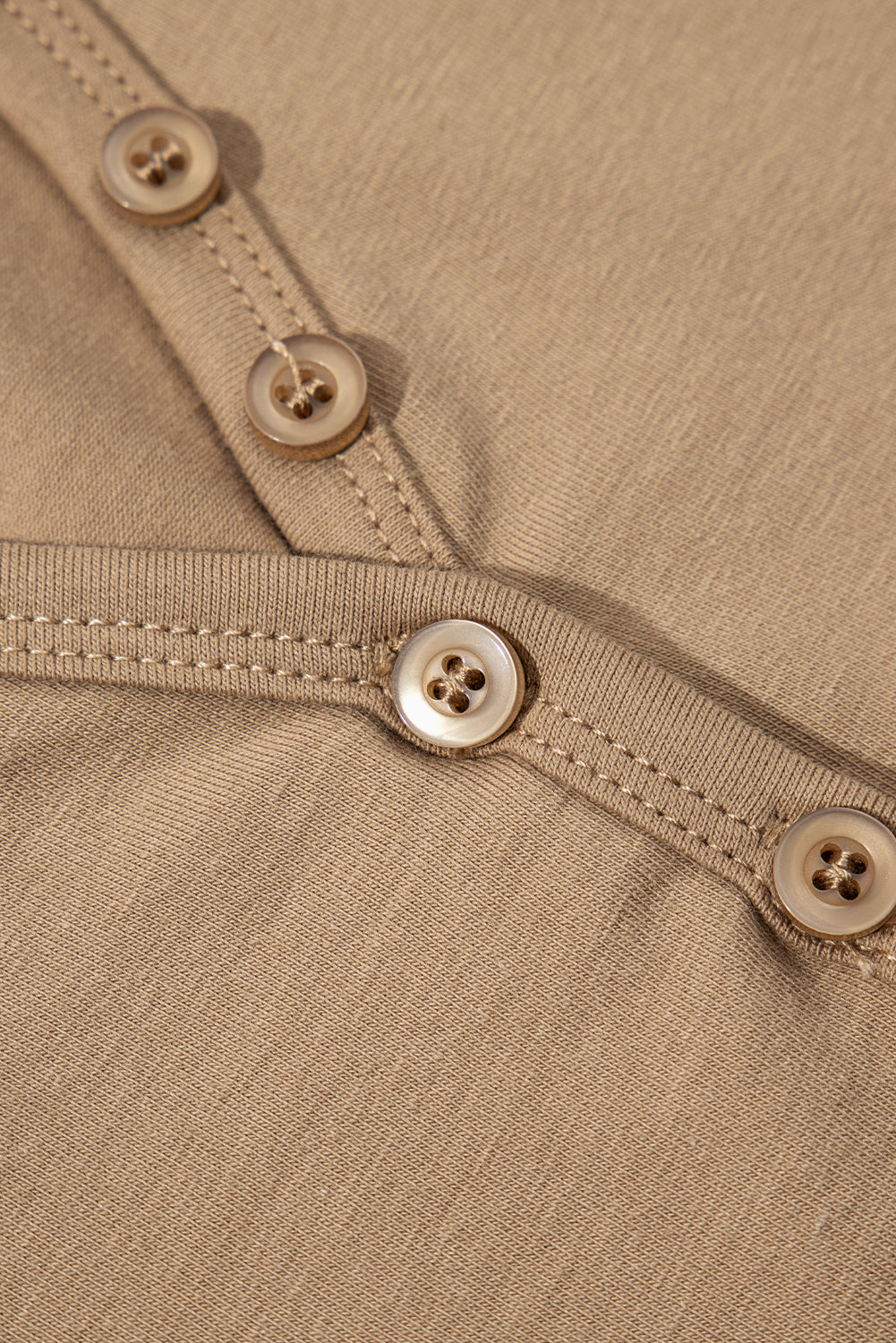 Helles Khaki-Oberteil mit langen Ärmeln und Knöpfen, V-Ausschnitt und schmaler Passform