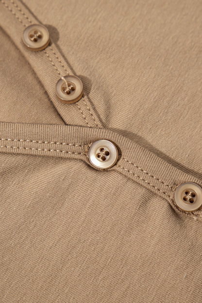 Helles Khaki-Oberteil mit langen Ärmeln und Knöpfen, V-Ausschnitt und schmaler Passform