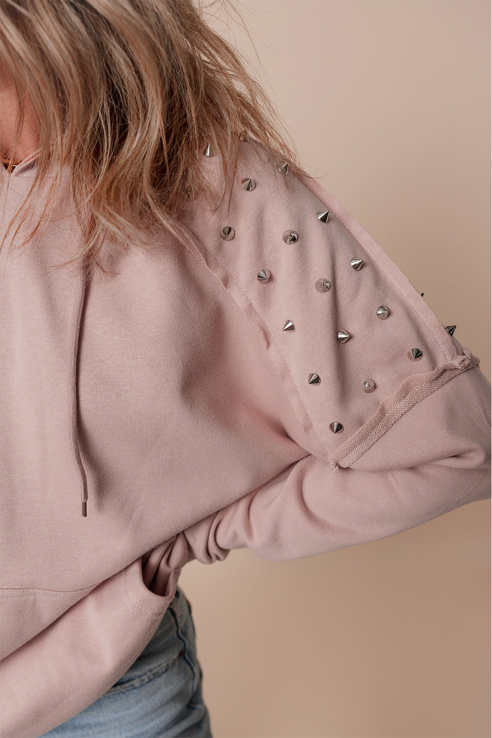 Fuchsiafarbener Kapuzenpullover mit Raglanärmeln und Nieten und Tasche