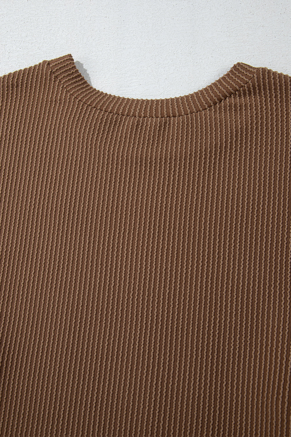 Kastanienbraunes Set aus langärmligem Strickoberteil und Shorts mit hoher Taille