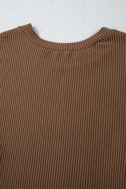 Kastanienbraunes Set aus langärmligem Strickoberteil und Shorts mit hoher Taille