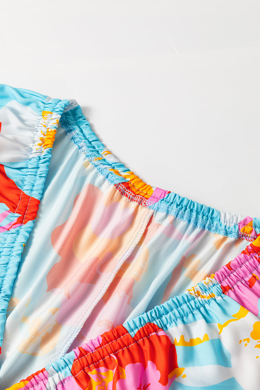 Himmelblaues Minikleid mit Blumenmuster und Armreifärmeln