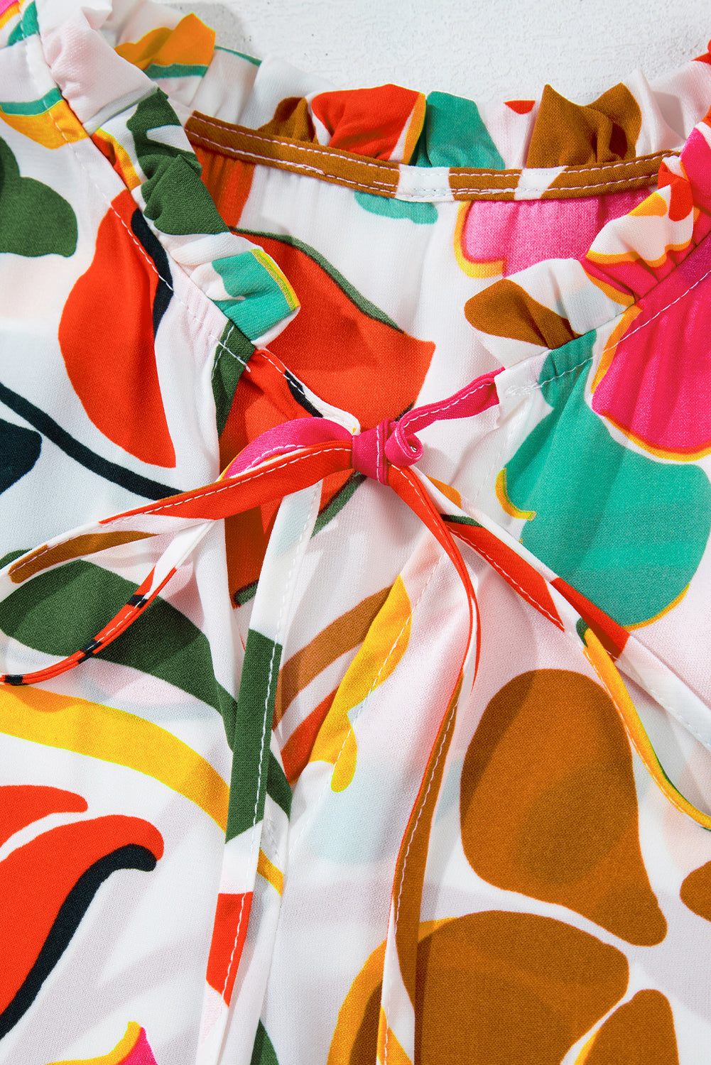 Oranges Kleid mit Blumenmuster und Kordelzug und V-Ausschnitt in Übergröße